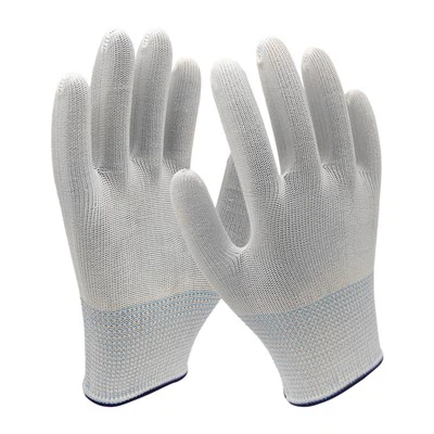 Tretze guants blancs de punt d’agulla